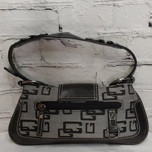 'GUESS' STUDDED MONOGRAM SHOULDER BAG SIGNATURE BIMBO BAGUETTE - Picture 15 of 16